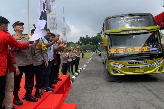Irjen M Iqbal Berangkatkan Ratusan Masyarakat Riau Mudik Gratis, Alhamdulillah - JPNN.COM