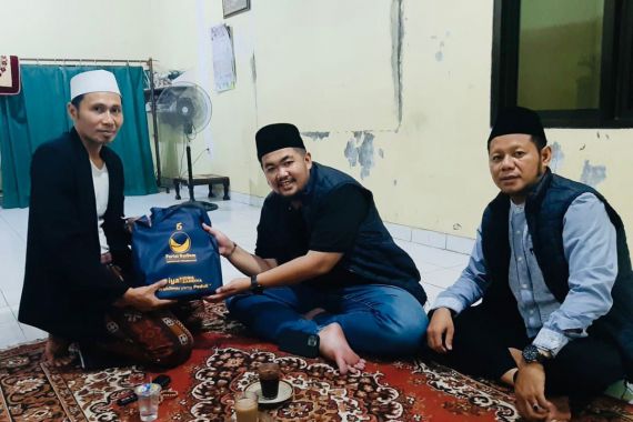 DPD Nasdem Depok & Bekasi Berbagi Paket Lebaran untuk Guru Ngaji dan Marbut - JPNN.COM