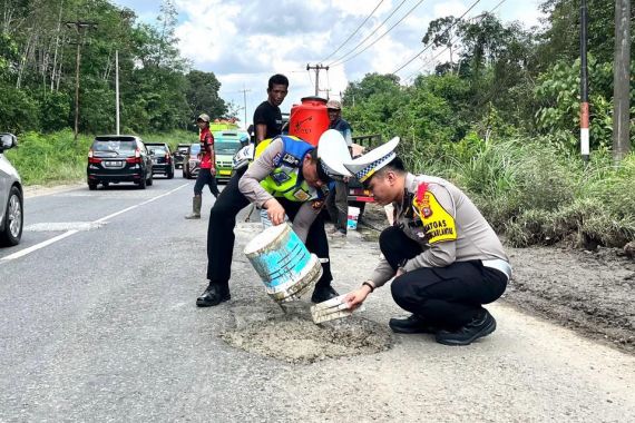 Lihat, Anak Buah Irjen M Iqbal Tambal Jalan demi Keselamatan Pemudik Lebaran - JPNN.COM