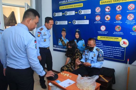 Mbak Fitriya Antar Kue Lebaran ke Lapas Pemuda Madiun, Isinya Ternyata - JPNN.COM