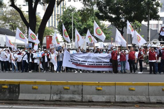 Ratusan Perawat Gelar Demo di Kemenkopolhukam, Minta RUU Kesehatan Dicabut - JPNN.COM