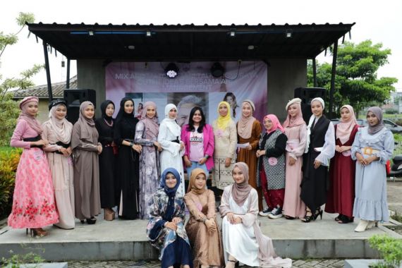 Srikandi Ganjar Gandeng Komunitas Hijab Tampilkan Referensi Busana Lebaran - JPNN.COM