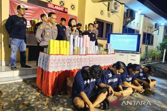 Polisi Bergerak, 4 Produsen dan Pembeli Mercon di Semarang Ditangkap - JPNN.COM