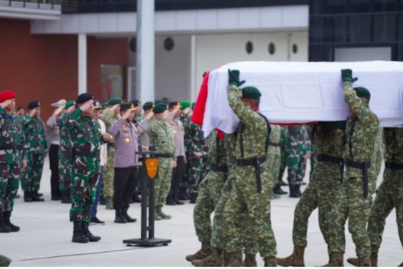 Panglima TNI Sambut Kedatangan Jenazah Korban Penembakan Teroris di Papua - JPNN.COM