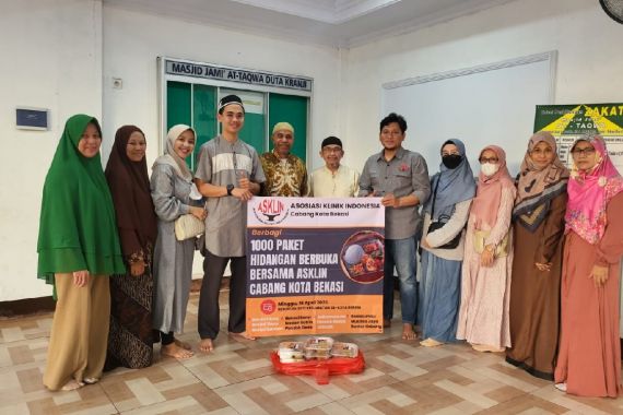 Asosiasi Klinik Indonesia Bagikan Ribuan Paket Hidangan Buka Puasa di Bekasi - JPNN.COM