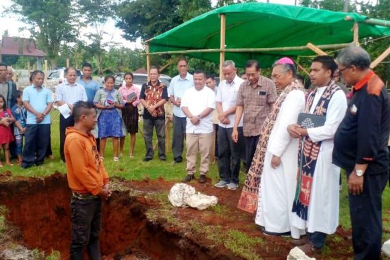 Pesan Uskup Weetebula Saat Peletakan Batu Pertama Pembangunan Gereja Santa Maria Asumpta Kodi Utara - JPNN.COM