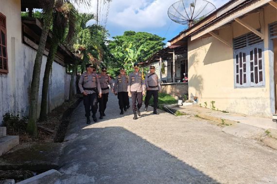 Lihat, Kapolres Rohil & Jajarannya Berpatroli Rumah Kosong Selama Musim Mudik Lebaran - JPNN.COM