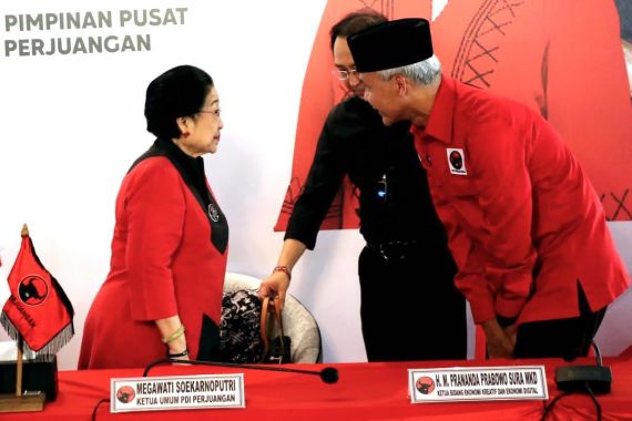 Momen Mas Nanan PDIP Serahkan Kursi Biar Ganjar Duduk di Samping Megawati - JPNN.COM