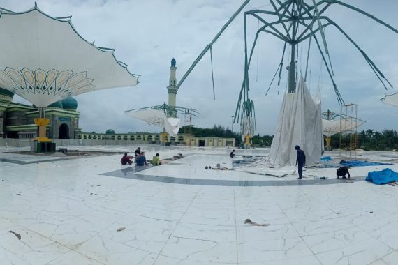 Gegara Payung Elektrik, Tak Ada Salat Idulfitri di Halaman Masjid An-Nur - JPNN.COM
