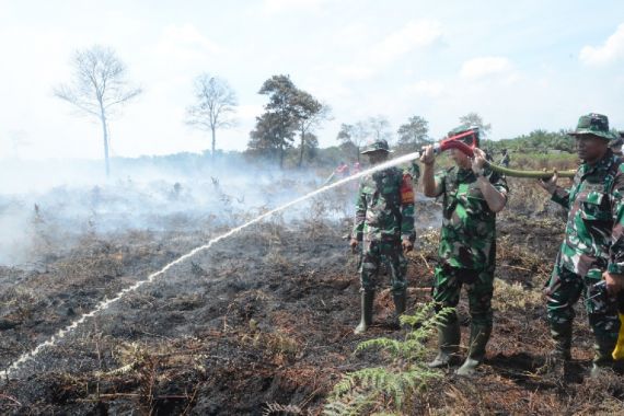 Danrem 031/Wirabima Turun Tangan Bantu Anak Buah Padamkan Karhutla di Dumai - JPNN.COM