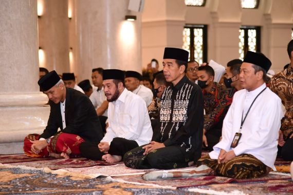 Jokowi dan Ganjar Salat Id 1 Saf, Dipisahkan Ketua MK, Lihat - JPNN.COM