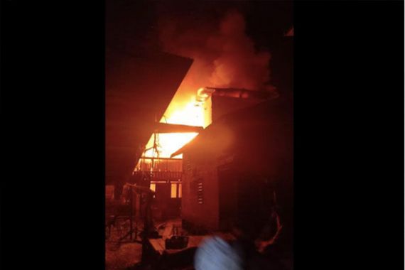 Sedih, Empat Rumah Warga di Barito Utara Terbakar saat Malam Takbiran - JPNN.COM