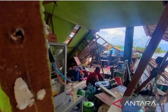 Tongkang Pengangkut Batu Bara Hantam Puluhan Rumah di Tapin, Begini Kondisinya - JPNN.COM