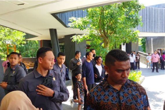 Jokowi Kunjungi Gua Batu Cermin di Labuan Bajo, Siapa di Sampingnya? - JPNN.COM