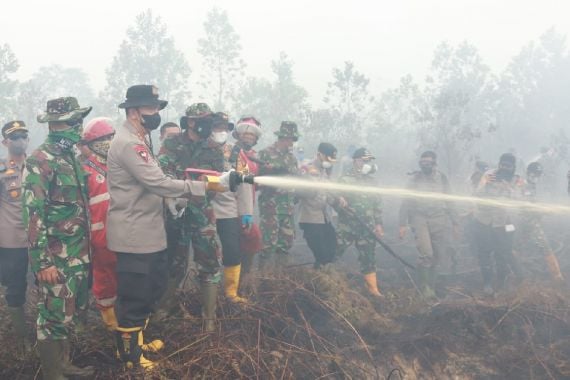 Kapolda Riau Irjen Iqbal Ikut Bantu Anak Buahnya Padamkam Karhutla di Dumai, Lihat - JPNN.COM