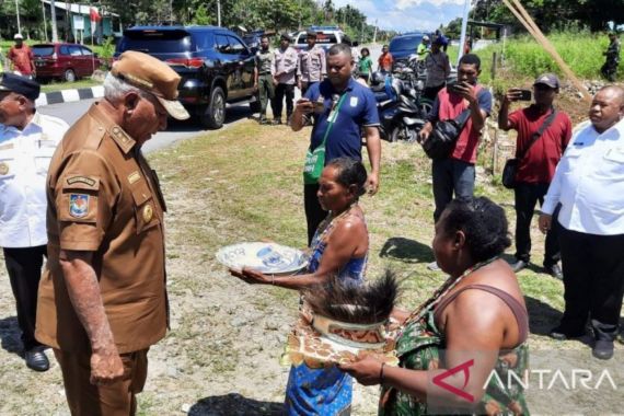 Paulus Waterpauw: Saya Mengingatkan kepada Semua Pejabat, Bekerjalah untuk Kepentingan Rakyat - JPNN.COM