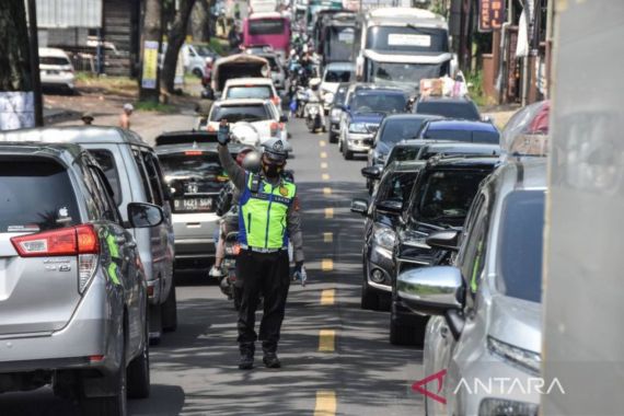 Jalur Gentong Tasikmalaya ke Bandung Macet, Polisi Berlakukan Satu Arah - JPNN.COM