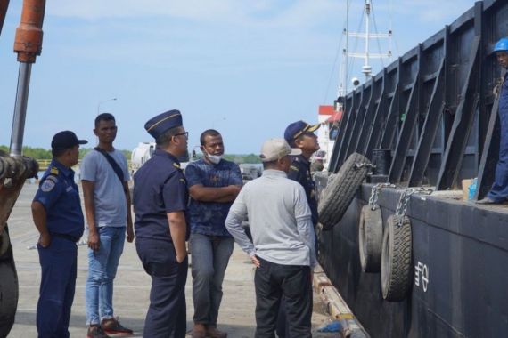 Bea Cukai Langsa Lepas Ekspor Perdana Cangkang Kelapa Sawit ke Portugal - JPNN.COM