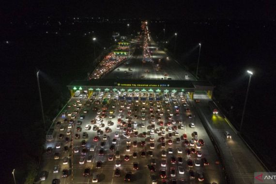 Arus Balik Lebaran, Tol Jakarta-Cikampek dari Karawang Padat - JPNN.COM