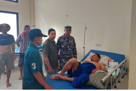 Prajurit TNI AL Selamatkan Warga dari Serangan Buaya - JPNN.COM