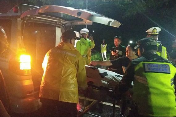 Polisi Membantu Evakuasi Pemudik yang Meninggal di Jalur Gentong Tasikmalaya - JPNN.COM