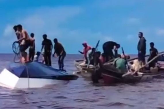 Kapal Penumpang Terbalik di Tengah Laut Inhil, 5 Orang Tewas, Ada Anak-Anak - JPNN.COM
