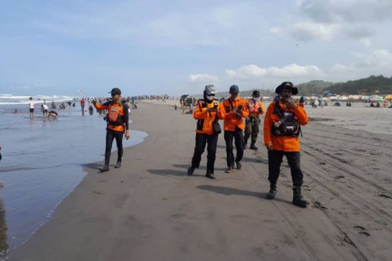 Wisatawan yang Hilang Tenggelam di Pantai Parangtritis Belum Ditemukan - JPNN.COM
