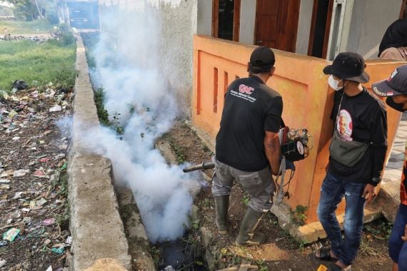 Sukarelawan Ganjar Ingatkan Bahaya Demam Berdarah dan Gelar Fogging di Tangerang - JPNN.COM