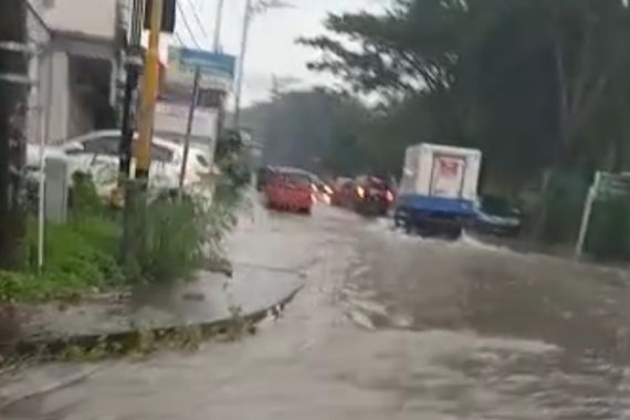Hujan Lebat di Praya Lombok Tengah Akibatkan Jalan Raya Tergenang - JPNN.COM