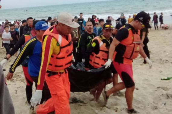 2 Wisatawan Terseret Ombak di Pantai Santolo Garut Ditemukan Tewas - JPNN.COM