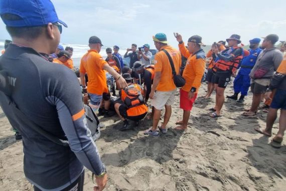 Terseret Ombak di Pantai Parangtritis, Seorang Pelajar Ditemukan Sudah Meninggal - JPNN.COM