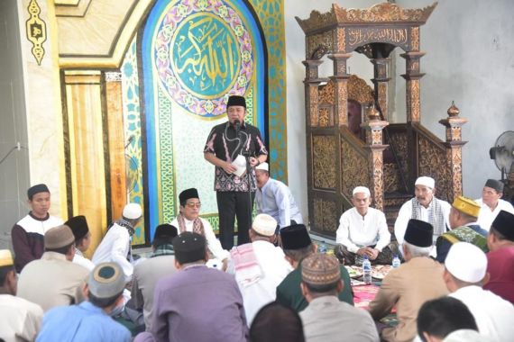 Herman Deru Awali Safari Jumat Setelah Lebaran di Masjid Al Hidayah Tuan Kentang - JPNN.COM