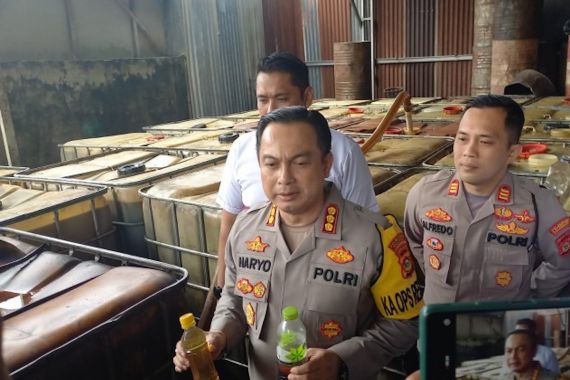 Polrestabes Palembang Gerebek Gudang Penimbunan BBM, Pemiliknya Diburu Polisi - JPNN.COM