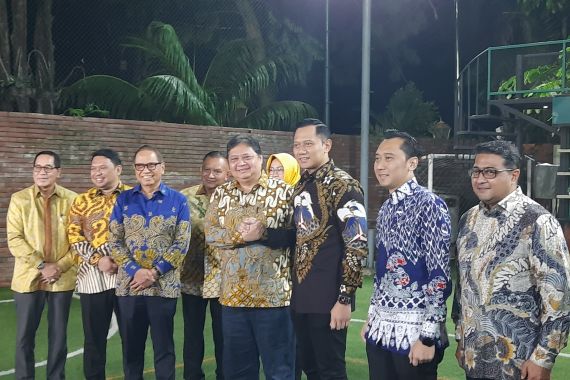 Airlangga Tiba di Cikeas, AHY dan Ibas Menyambut, SBY Tidak Ikut - JPNN.COM