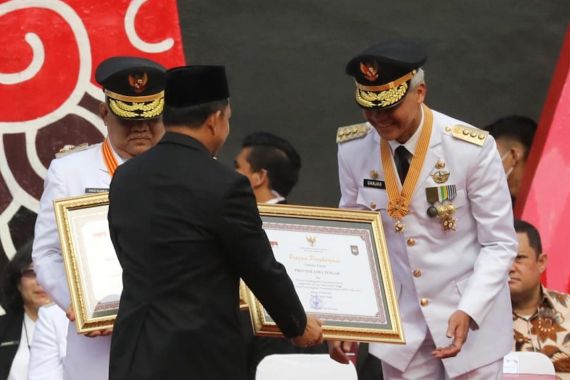 Kinerja di Jateng Terbukti, Gubernur Ganjar Raih Penghargaan Mendagri - JPNN.COM