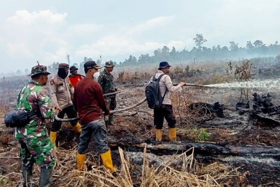 Polres Rohil dan Kodim 0321 Bersama Tempur Karhutla Langsung Padam, Lihat - JPNN.COM