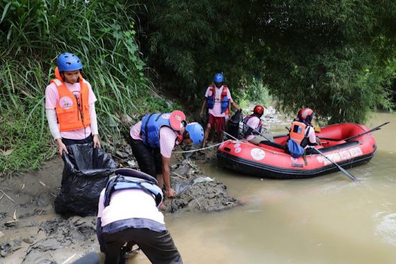 Srikandi Ganjar Peringati Hari Bumi dengan Bersih-Bersih Bareng Mahasiswa di Medan - JPNN.COM