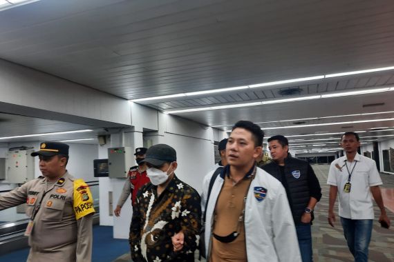 Peneliti BRIN Sudah Tiba di Jakarta, Dirangkul Penyidik dan Tangan Terikat - JPNN.COM