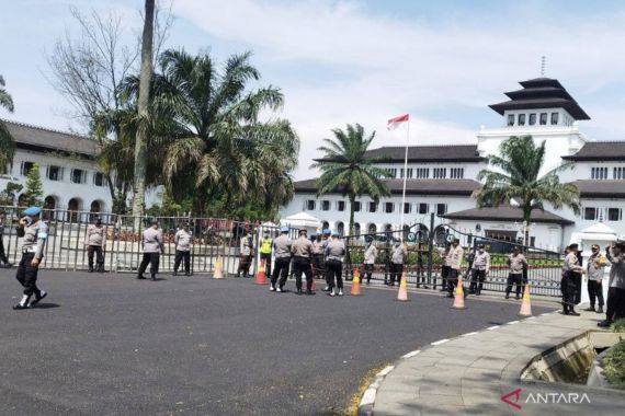 Buruh Belum Bergerak, 500 Polisi Sudah Bersiaga di Gedung Sate Bandung - JPNN.COM