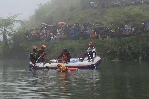Seorang Wisatawan Tenggelam di Danau Situ Datar Pangalengan, Tim SAR Bergerak - JPNN.COM