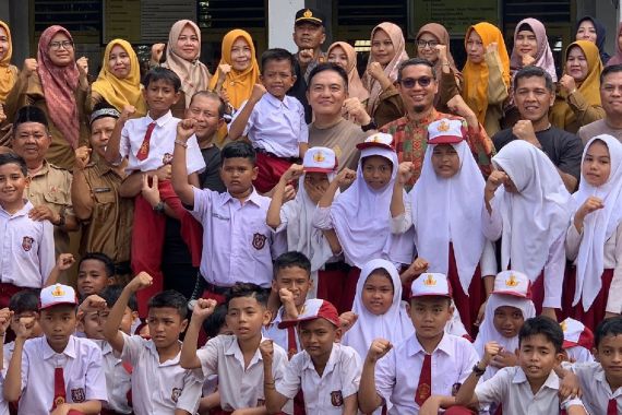 Irjen Iqbal dan Brigjen Dany Peringati Hardiknas Bersama Ratusan Siswa SD Riau - JPNN.COM