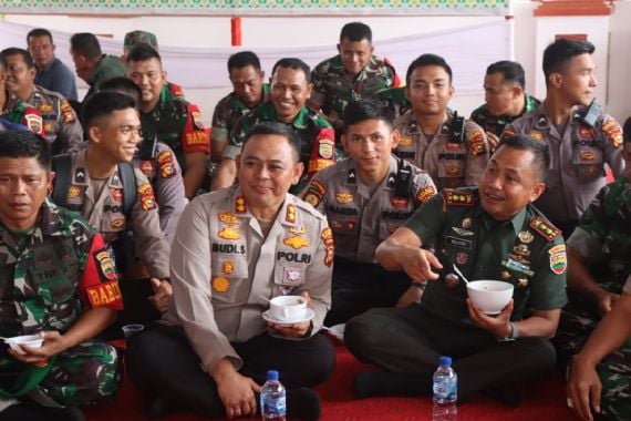 Saat Pasukan Polri dan TNI Halalbihalal dan Bakti Kesehatan di Riau, Lihat Soliditas Mereka - JPNN.COM