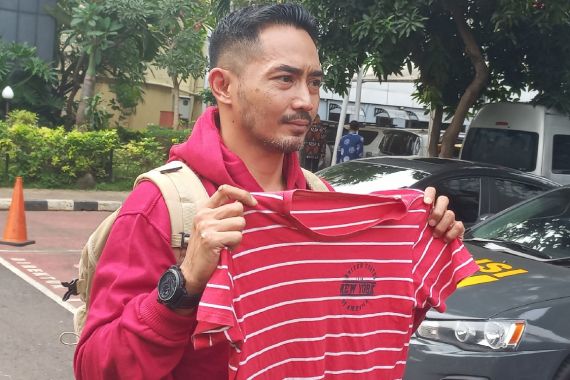 Hampir 3 Bulan Tak Bertemu, Yama Carlos Bawa Baju Anak Ke Mana-Mana - JPNN.COM