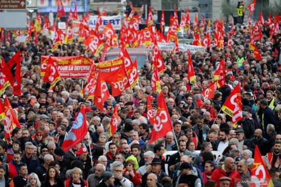 Rusuh Hari Buruh: 540 Orang Ditangkap, Ratusan Polisi Terluka - JPNN.COM