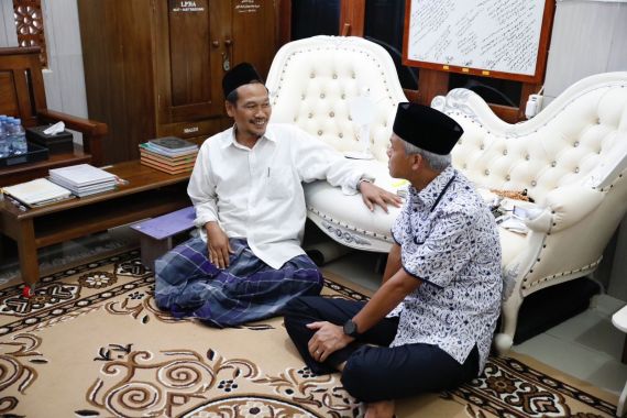 Ganjar Pranowo Sambangi Gus Baha Sambil Menyantri - JPNN.COM