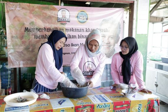 Srikandi Ganjar Ajari Warga Mengolah Bakso Ikan Untuk Tingkatkan Potensi UMKM - JPNN.COM