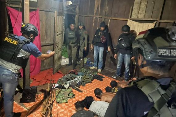 TNI-Polri Gerebek Markas KKB, 3 Orang Pelaku Pembunuhan Sadis - JPNN.COM
