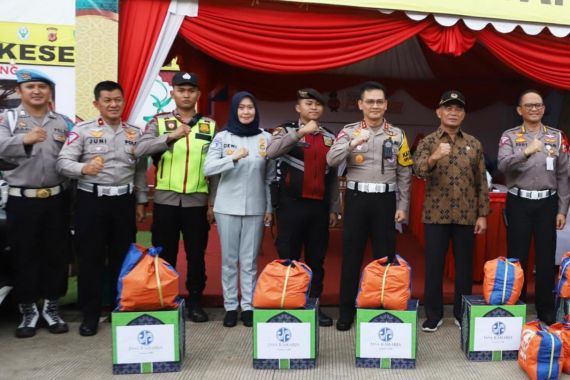 Jasa Raharja Beri Bingkisan kepada Para Petugas di Rest Area Tol Cipali - JPNN.COM