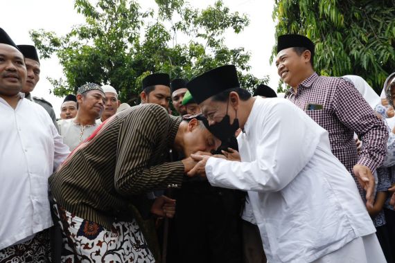 Ganjar Serukan Pendidikan Keagamaan Saat Sowan ke Ponpes Girikusumo Mranggen - JPNN.COM