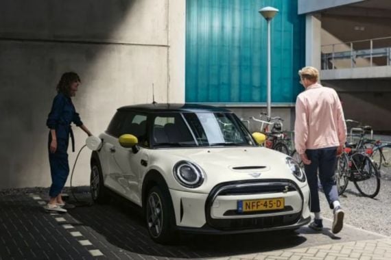 MINI Cooper Listrik Terbaru Lebih Bertenaga dan Makin Jauh - JPNN.COM